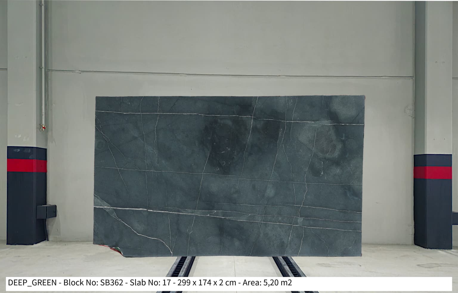 DEEP GREEN Honed marble slab in Green
