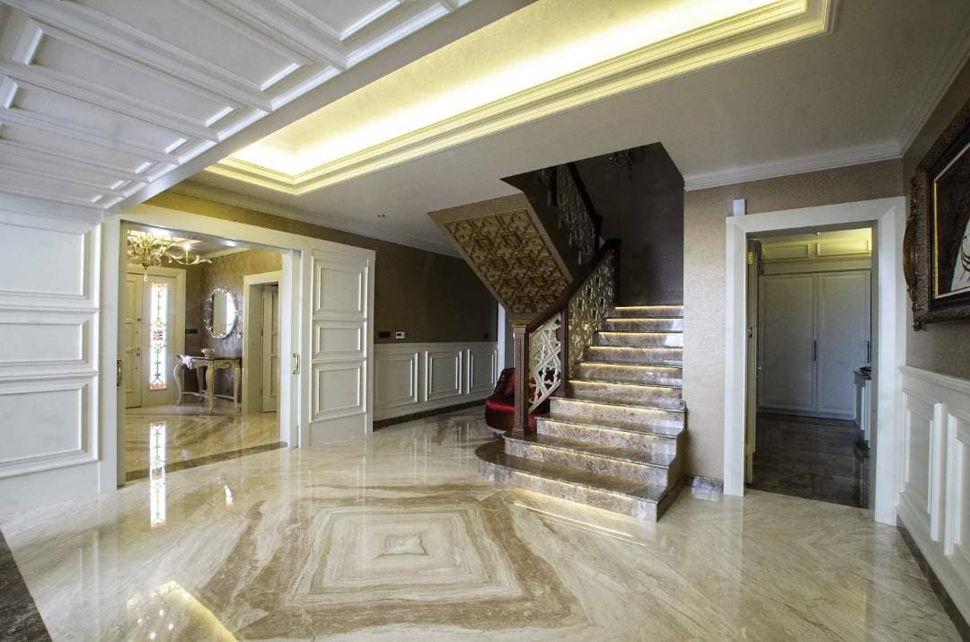 QUEEN BEIGE MARBLE Polished marble slab in Ivory